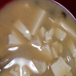 豆腐とえのきとしめじの味噌汁